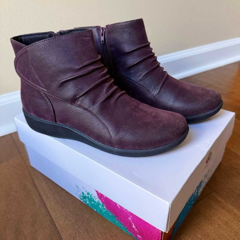 Clarks Cloudsteppers Sillian Chell Ankle Boots • Aubergine • Size 8M • NIB